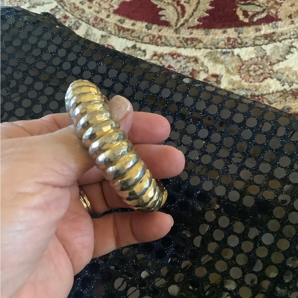 Hammered metal hinge bracelet gold tone - Picture 4 of 6